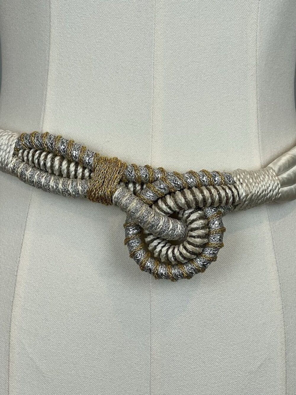 1980s Braided Rope Belt Women's Vtg White Metallic Gold Silver‎ Fits up to 40"